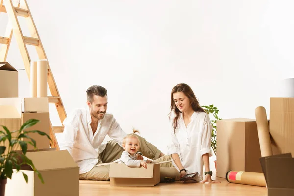 Couple Moving New Home Happy Married People Newborn Child Buy — Stock Photo, Image