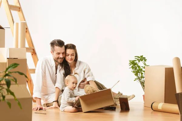 Couple moving to a new home - Happy married people buy a new apartment to start new life together — Stock Photo, Image
