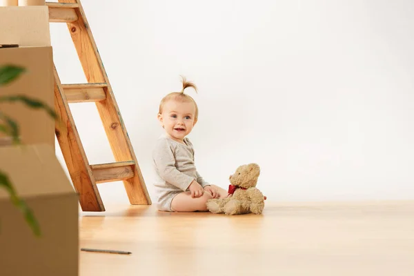 Pár přestěhoval do nové domácí - šťastné manželství lidé kupují nový byt spolu začít nový život — Stock fotografie