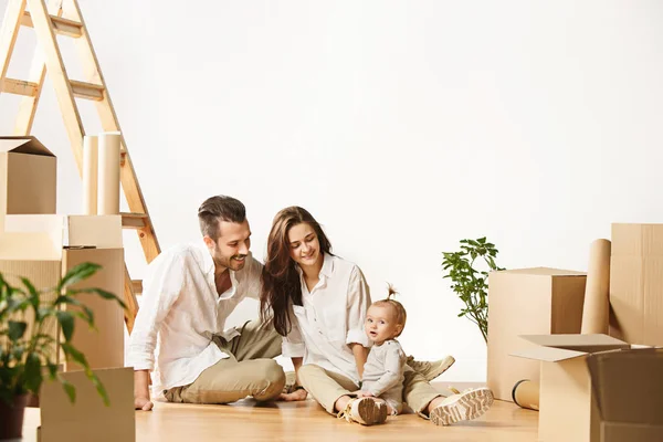 Couple moving to a new home - Happy married people buy a new apartment to start new life together — Stock Photo, Image