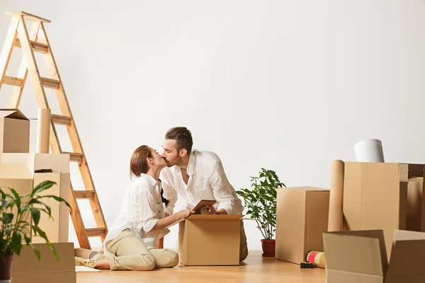 Casal se mudando para uma nova casa . — Fotografia de Stock