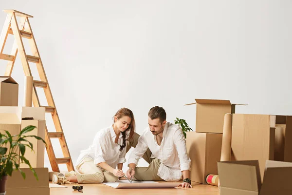 Pareja mudándose a un nuevo hogar . — Foto de Stock