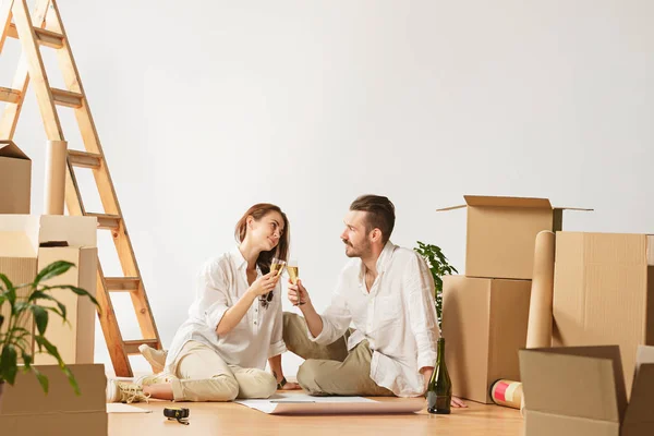 Pareja mudándose a un nuevo hogar . — Foto de Stock