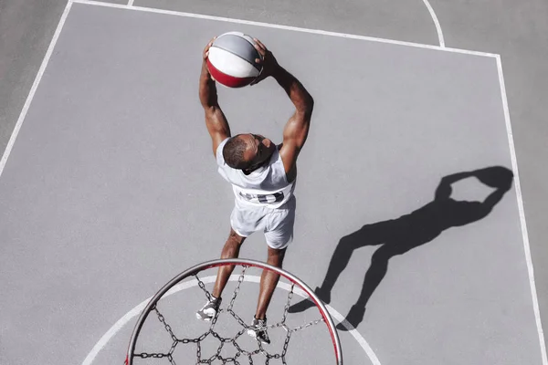 Imagen de un joven jugador de baloncesto africano confuso practicando —  Fotos de Stock