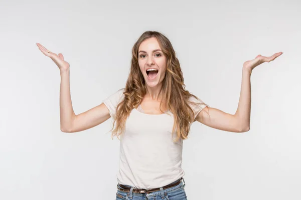 Hermoso retrato femenino de media longitud aislado en el fondo del estudio. La joven mujer emocional sorprendida — Foto de Stock