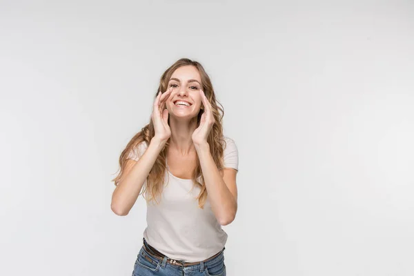 Isoliert auf rosa junge lässige Frau schreit im Studio — Stockfoto