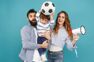mutlu baba ve oğul futbol topu ile birlikte beyaz üzerinde oynama