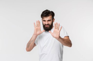 Düşünmeme izin ver. Şüpheli dalgın adam düşünceli ifade kararı ile