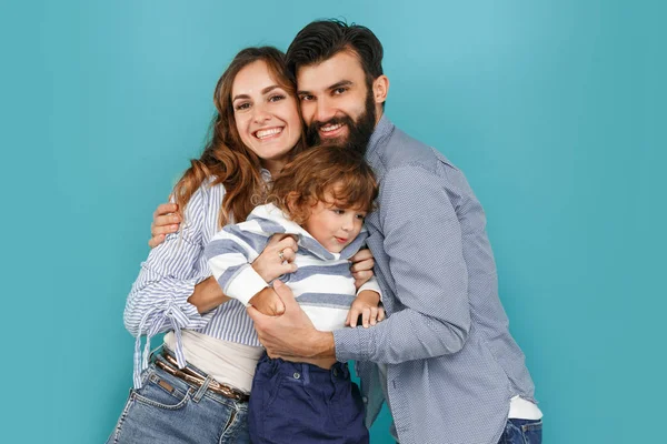 En lycklig familj på blå bakgrund — Stockfoto