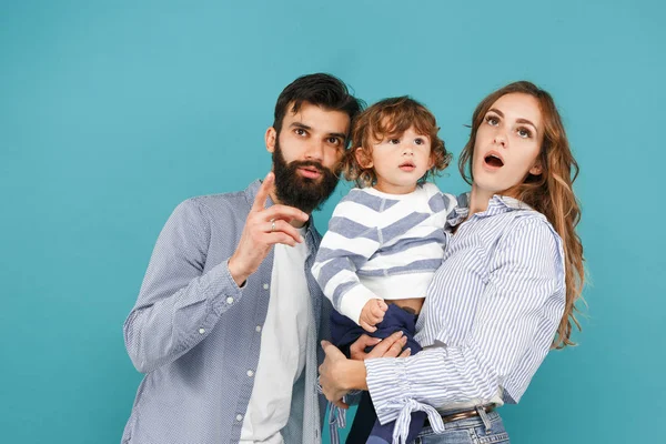 Una familia feliz sobre fondo azul — Foto de Stock