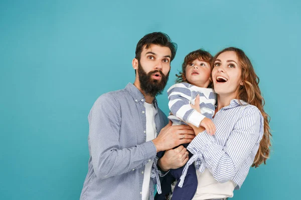 En lycklig familj på blå bakgrund — Stockfoto