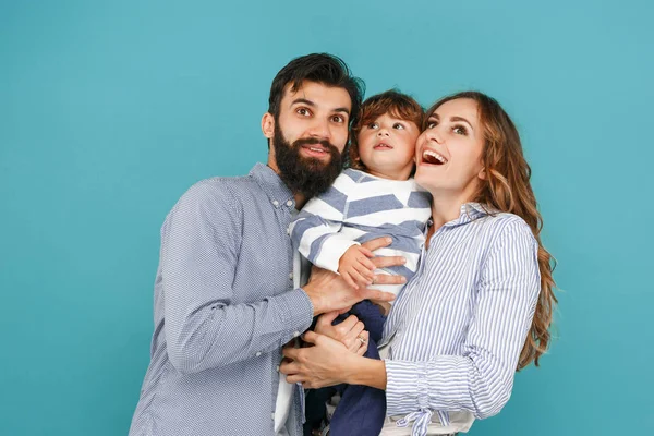 Una famiglia felice su sfondo blu — Foto Stock