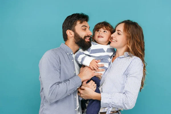 Une famille heureuse sur fond bleu — Photo