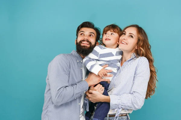 Una familia feliz sobre fondo azul — Foto de Stock