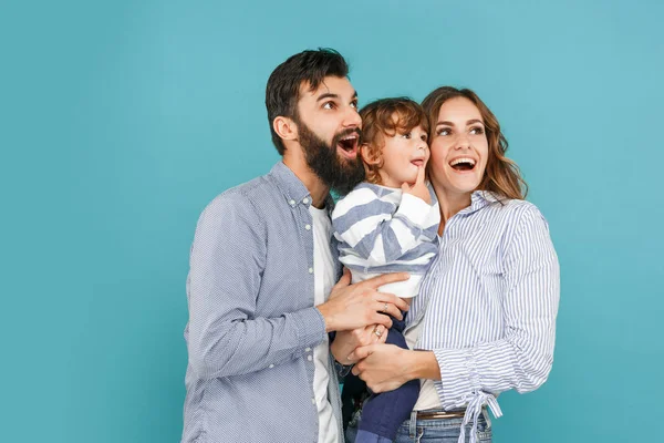 Una familia feliz sobre fondo azul — Foto de Stock