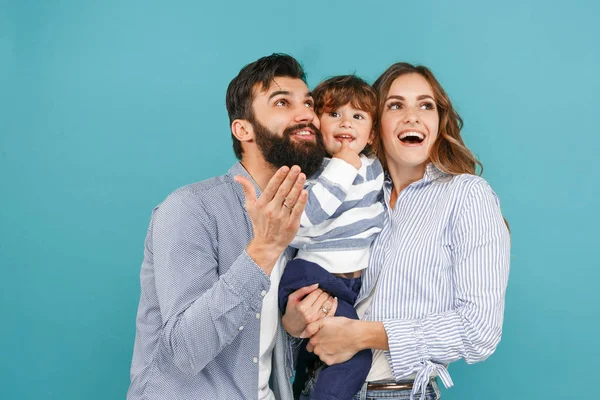 Μια Ευτυχισμένη Οικογένεια Φόντο Μπλε Στούντιο Πατέρας Μητέρα Και Γιος — Φωτογραφία Αρχείου