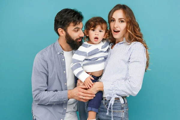 Μια ευτυχισμένη οικογένεια σε μπλε φόντο — Φωτογραφία Αρχείου