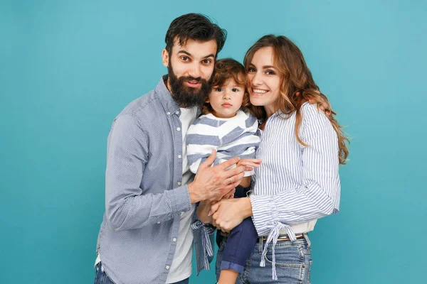Μια ευτυχισμένη οικογένεια σε μπλε φόντο — Φωτογραφία Αρχείου