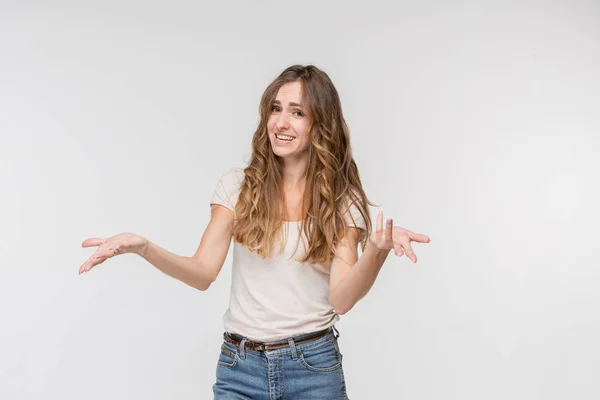 Bella donna guardando sorpreso e sconcertato isolato sul bianco — Foto Stock