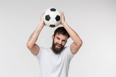 Beyaz arka plan önünde topu ile genç futbolcu