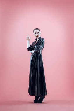 Cadılar Bayramı. Parlak siyah Cadılar Bayramı makyaj, siyah ve beyaz ile güzel kadın