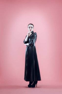 Cadılar Bayramı. Parlak siyah Cadılar Bayramı makyaj, siyah ve beyaz ile güzel kadın