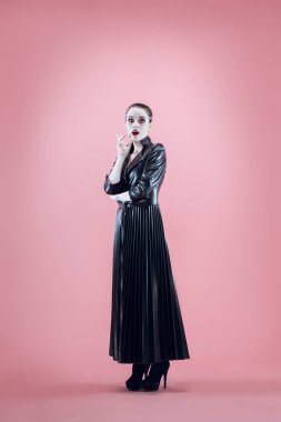 Cadılar Bayramı. Parlak siyah Cadılar Bayramı makyaj, siyah ve beyaz ile güzel kadın