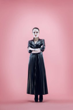 Cadılar Bayramı. Parlak siyah Cadılar Bayramı makyaj, siyah ve beyaz ile güzel kadın