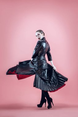 Cadılar Bayramı. Parlak siyah Cadılar Bayramı makyaj, siyah ve beyaz ile güzel kadın