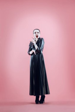 Cadılar Bayramı. Parlak siyah Cadılar Bayramı makyaj, siyah ve beyaz ile güzel kadın