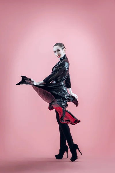 Dia das Bruxas. Mulher bonita com maquiagem halloween preto brilhante, preto e branco — Fotografia de Stock