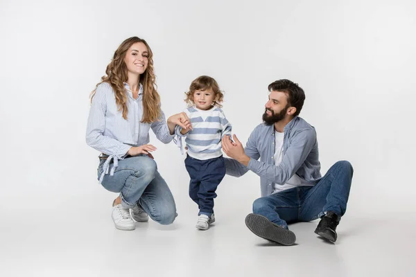 Une famille heureuse sur fond blanc — Photo