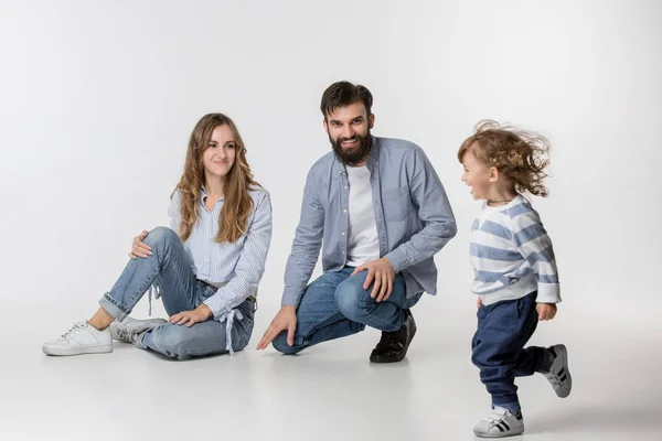 Uma família feliz no fundo branco — Fotografia de Stock