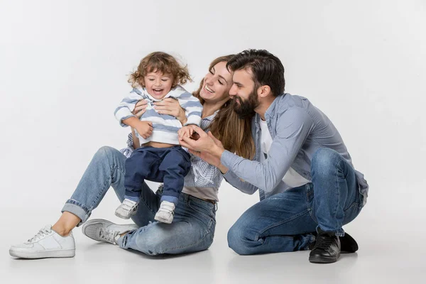 Una familia feliz sobre fondo blanco — Foto de Stock