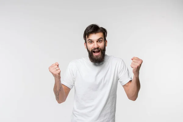 Ganhar o sucesso homem feliz extático celebrando ser um vencedor. Imagem energética dinâmica do modelo masculino — Fotografia de Stock