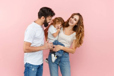 Pembe bir arka plan üzerinde mutlu bir aile