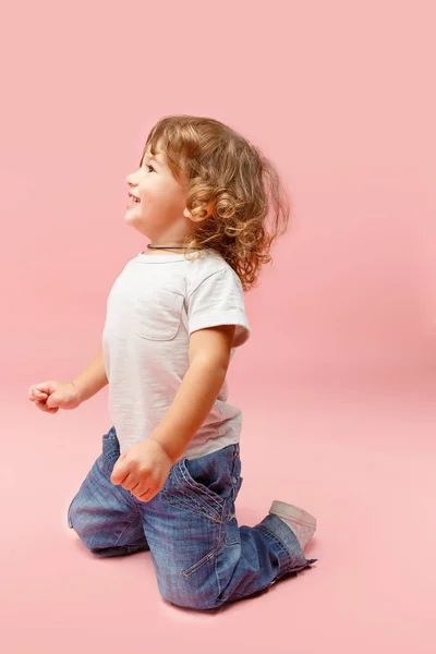 Portrét šťastného veselého malého chlapce, ateliérový záběr — Stock fotografie