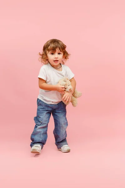 Портрет Счастливого Радостного Красивого Мальчика Студия Снята Розовый — стоковое фото