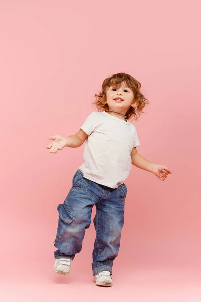 Porträtt av glad glad glad vacker liten pojke, studio skott — Stockfoto
