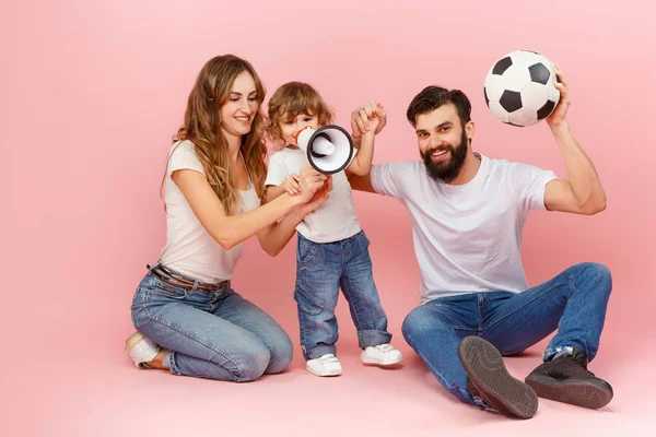 Heureux père et fils jouer avec ballon de football sur rose — Photo