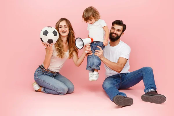 Feliz padre e hijo jugando juntos con pelota de fútbol en rosa — Foto de Stock