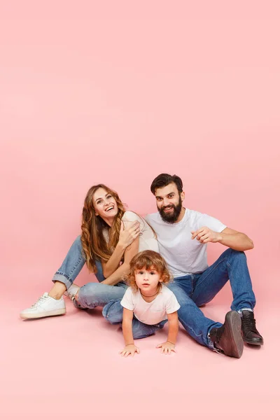 Uma família feliz no fundo rosa — Fotografia de Stock