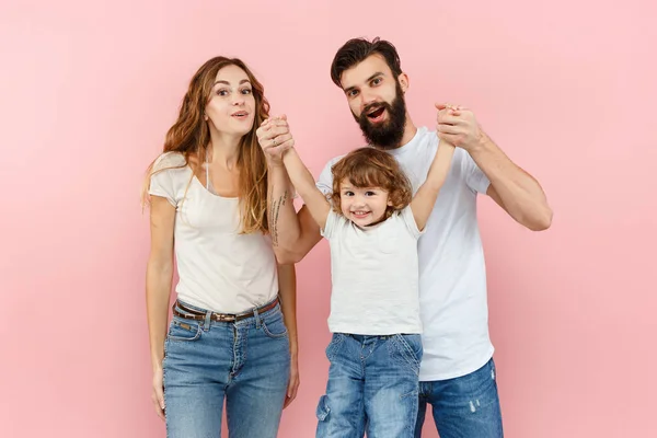 Uma família feliz no fundo rosa — Fotografia de Stock