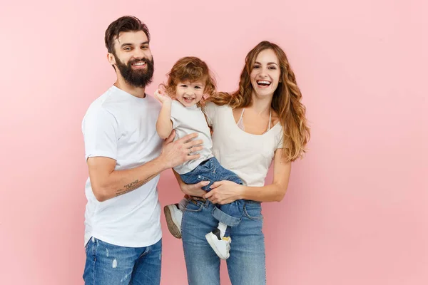 Una familia feliz sobre fondo rosa — Foto de Stock