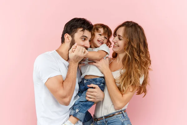 Uma Família Feliz Fundo Estúdio Rosa Pai Mãe Filho Posando — Fotografia de Stock