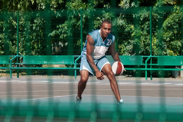 Imagen de un joven jugador de baloncesto africano confuso practicando —  Fotos de Stock