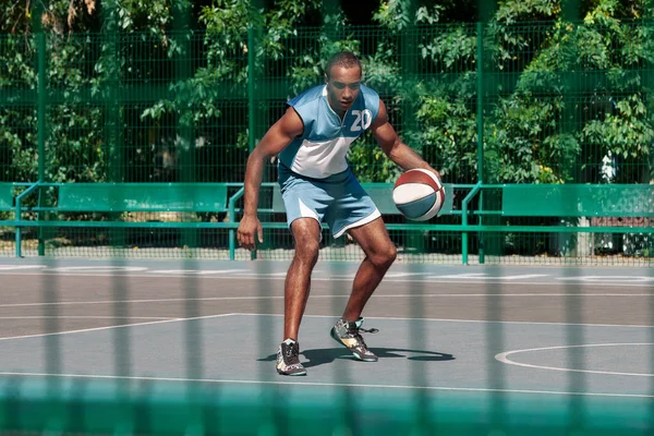 Bild eines jungen verwirrten afrikanischen Basketballspielers beim Üben — Stockfoto