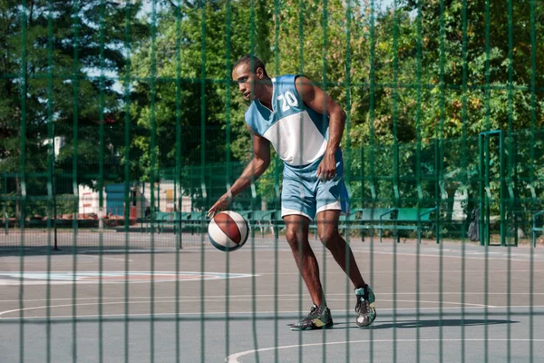 Imagem de um jovem jogador de basquete africano confuso praticando — Fotografia de Stock