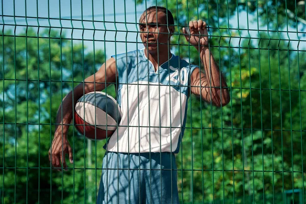 Foto de un joven jugador de baloncesto africano en reposo —  Fotos de Stock