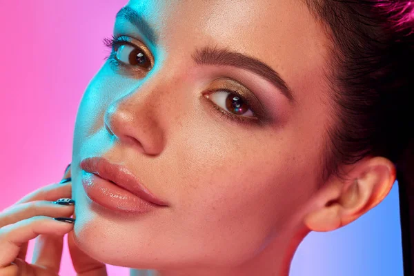 Mujer modelo de alta moda en luces brillantes de colores posando en el estudio — Foto de Stock